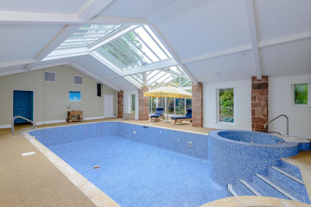 6 bedroom detached house for sale in Hanns Hall Road, Willaston, Cheshire, CH64