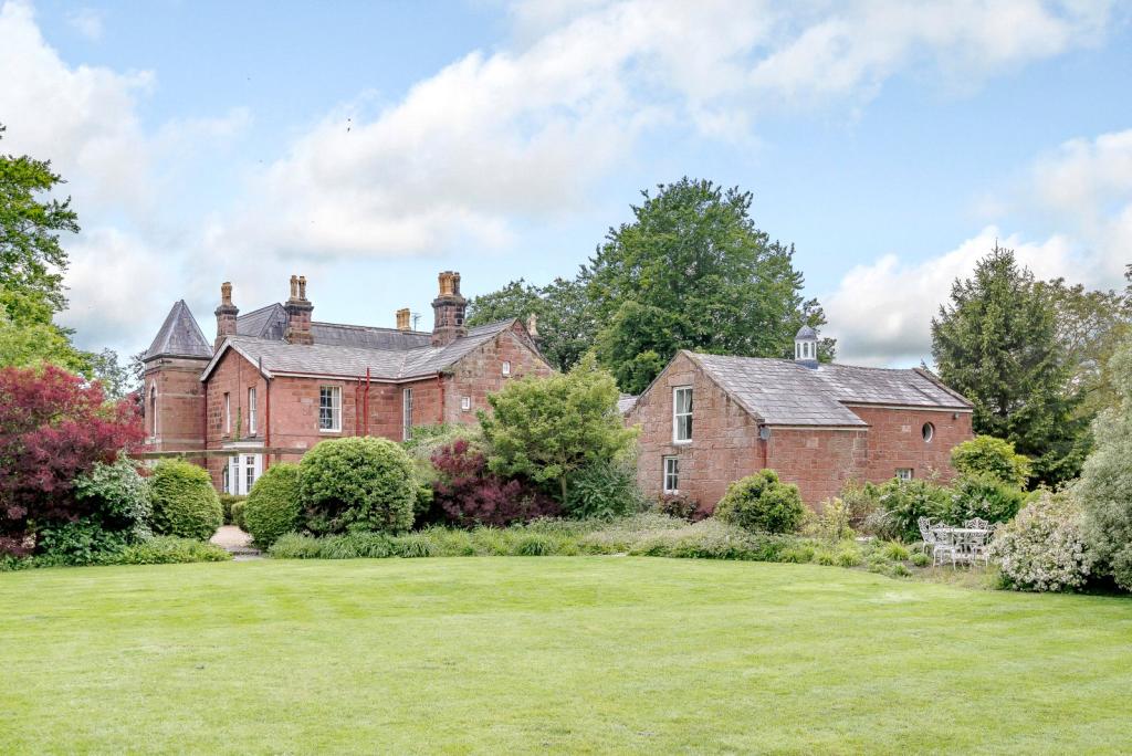 6 bedroom detached house for sale in Hanns Hall Road, Willaston