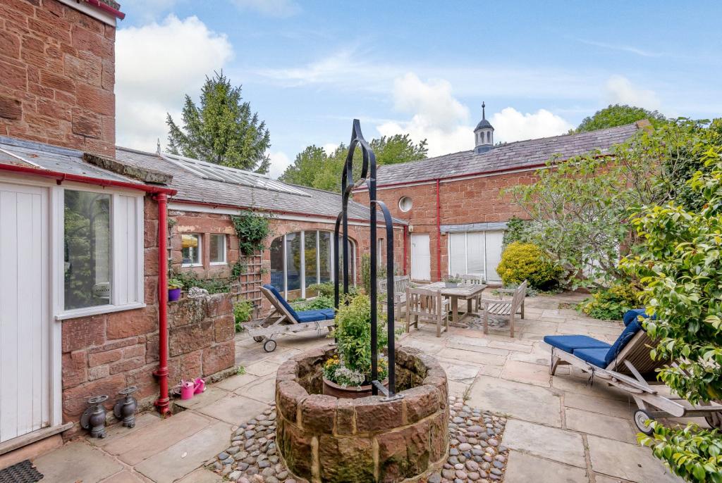 6 bedroom detached house for sale in Hanns Hall Road, Willaston