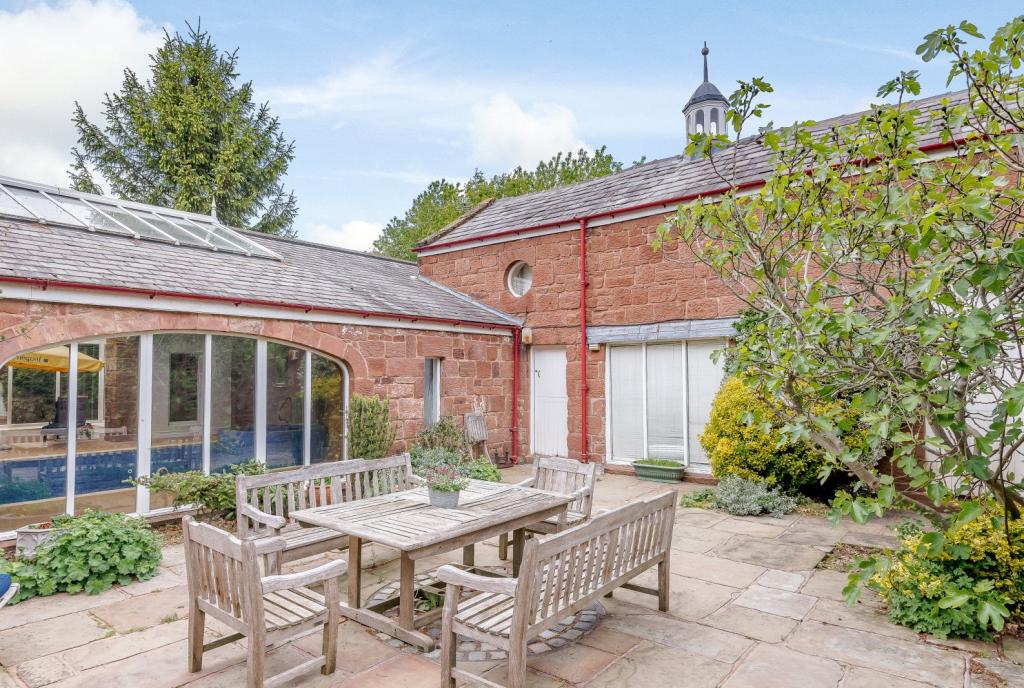 6 bedroom detached house for sale in Hanns Hall Road, Willaston, Cheshire, CH64