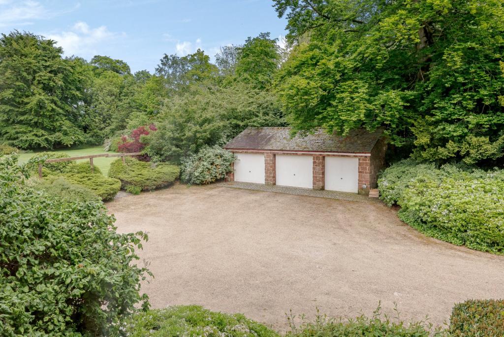 6 bedroom detached house for sale in Hanns Hall Road, Willaston