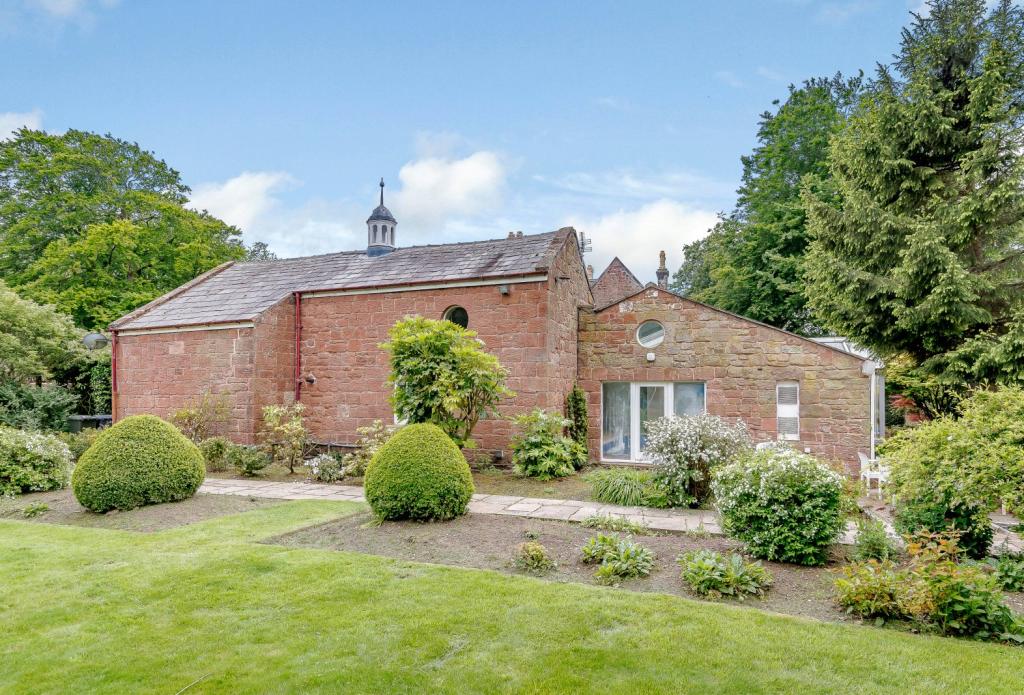 6 bedroom detached house for sale in Hanns Hall Road, Willaston