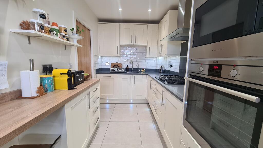 3 bedroom semidetached house for rent in Raven Drive, MAIDENHEAD, SL6