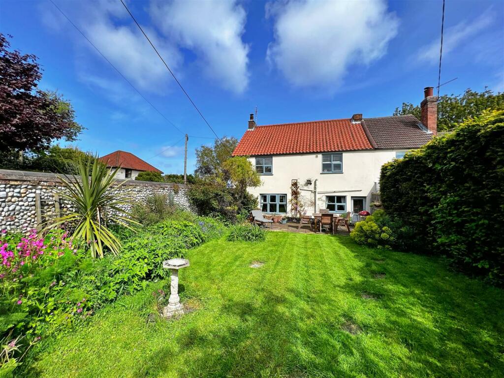 3 bedroom cottage for sale in Ormesby St Margaret, NR29