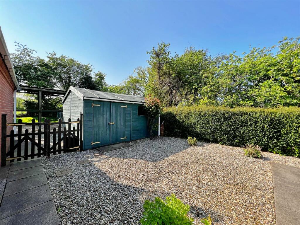 4 bedroom detached bungalow for sale in Trunch, NR11, NR28