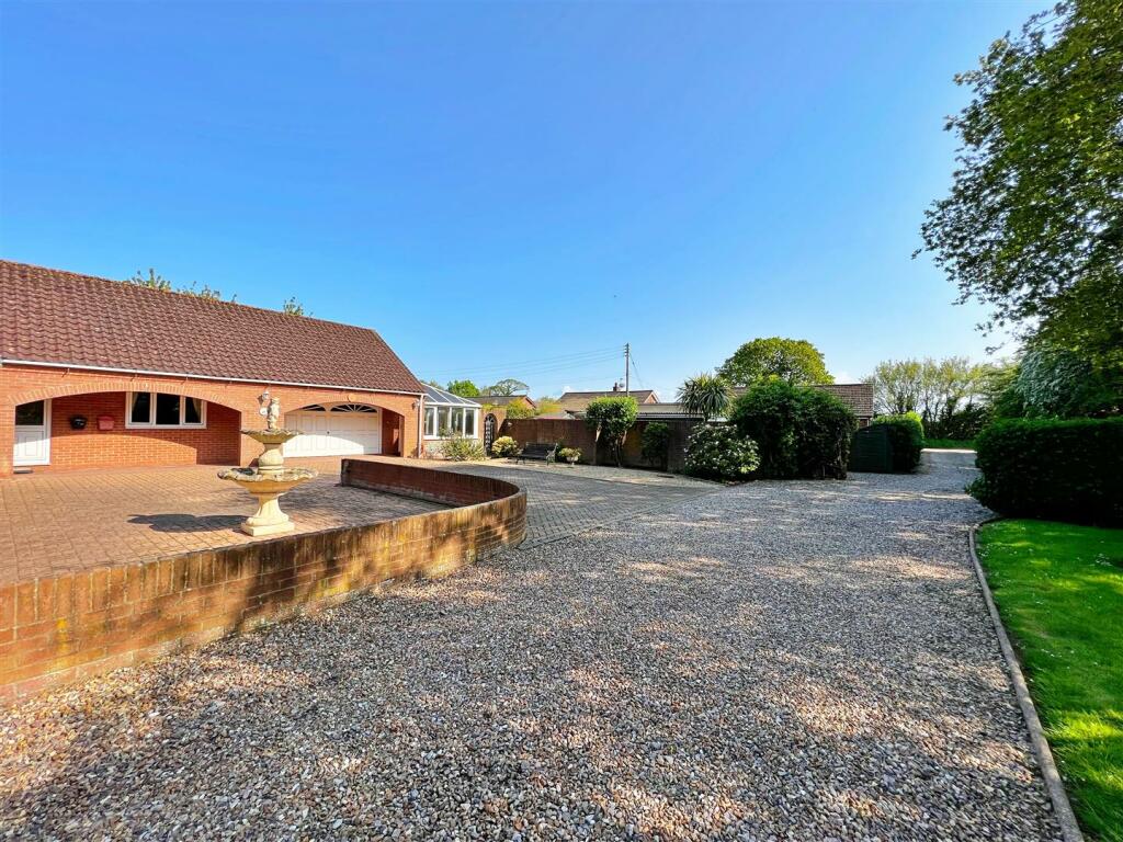 4 bedroom detached bungalow for sale in Trunch, NR11, NR28