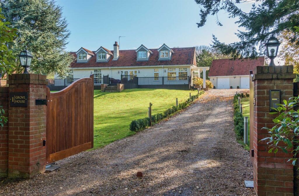 6 bedroom detached house for sale in Thorpe St Andrew, NR7