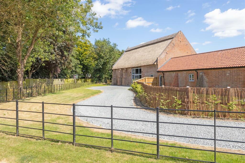 4 bedroom barn conversion for sale in Belton, NR31
