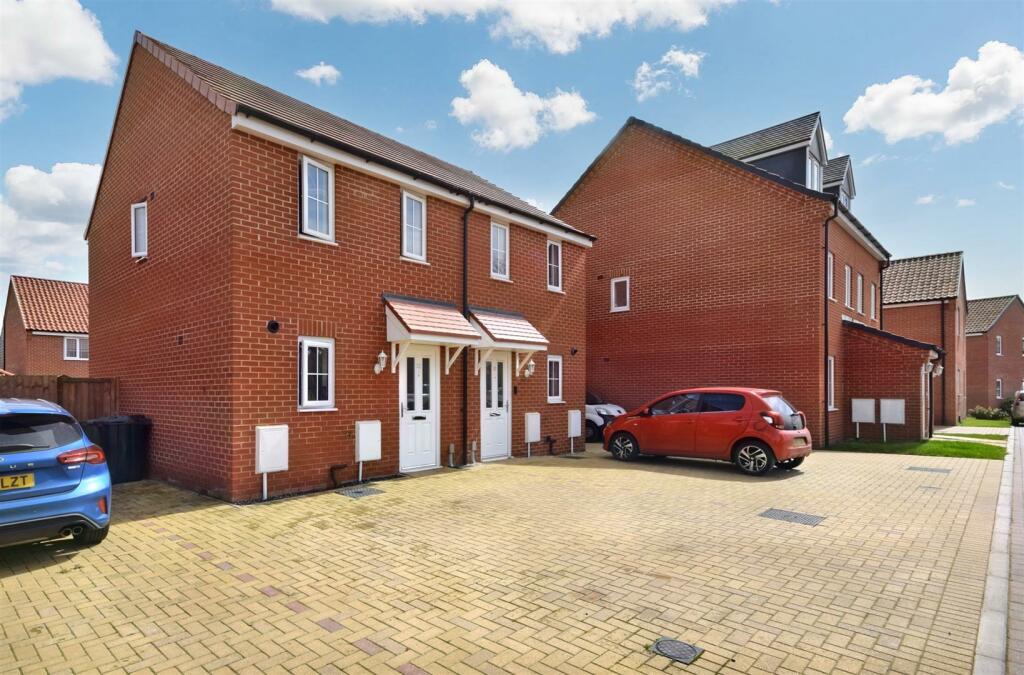 2 bedroom semidetached house for sale in Hethersett, NR9