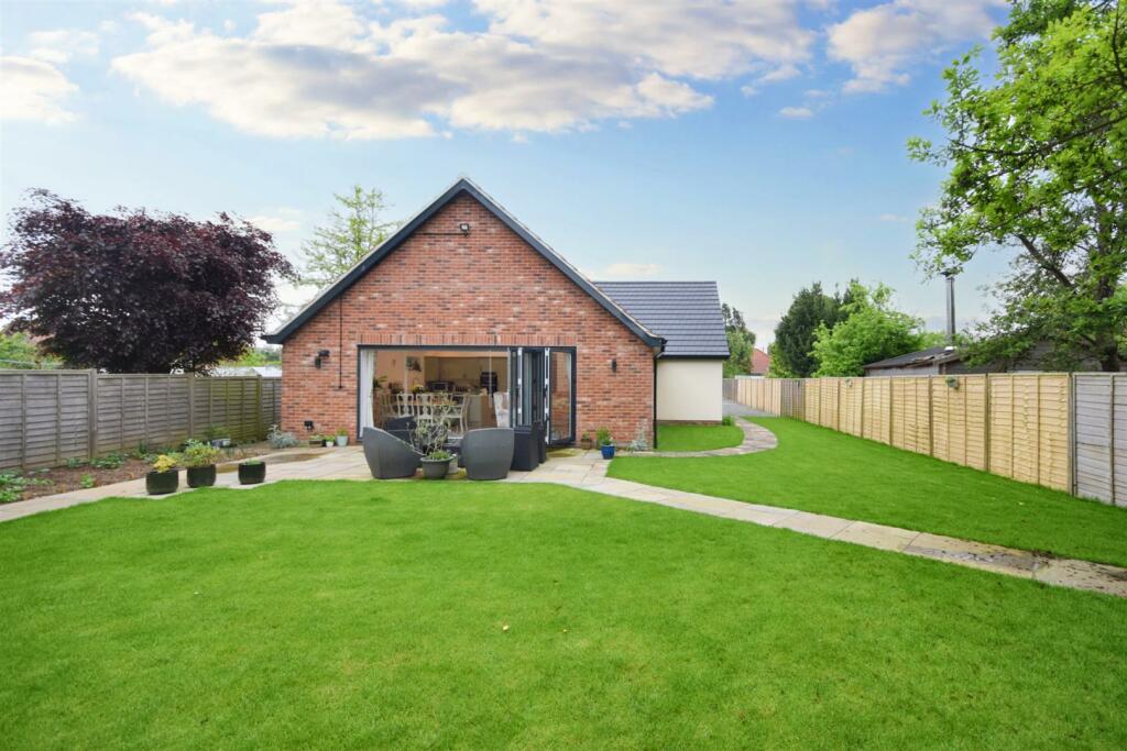 3 bedroom detached bungalow for sale in North Walsham Road, Trunch