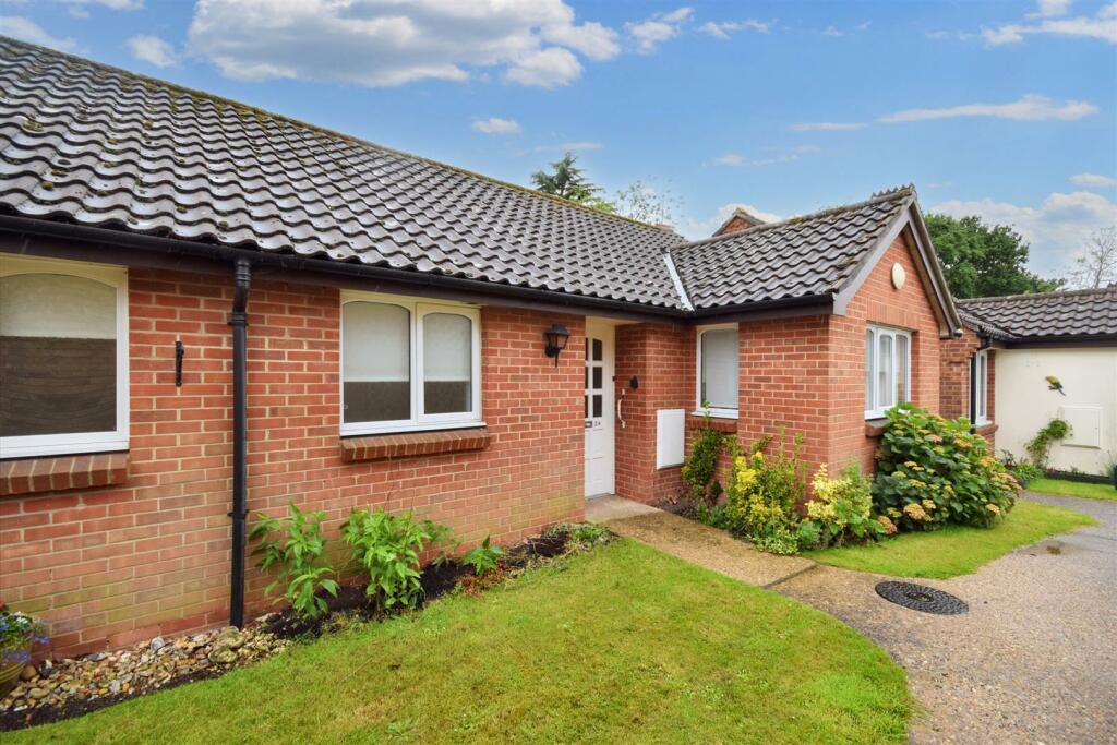 2 bedroom semidetached bungalow for sale in Churchfield Green, Norwich