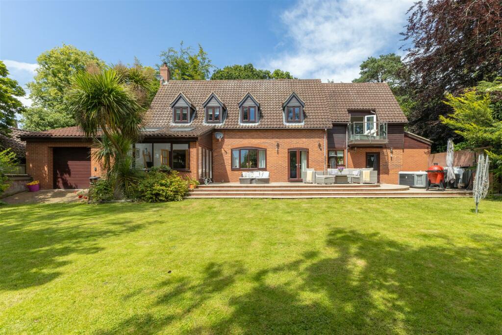 6 bedroom detached house for sale in Old Road, Acle, Norwich, NR13