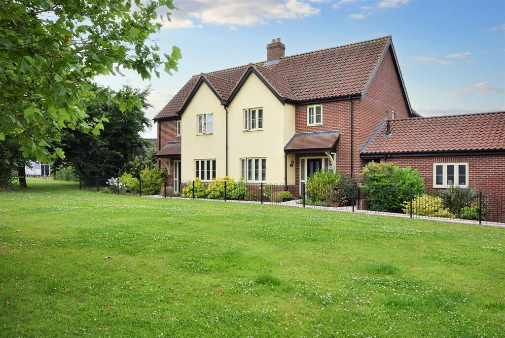 3 bedroom semidetached house for sale in Attleborough, NR17