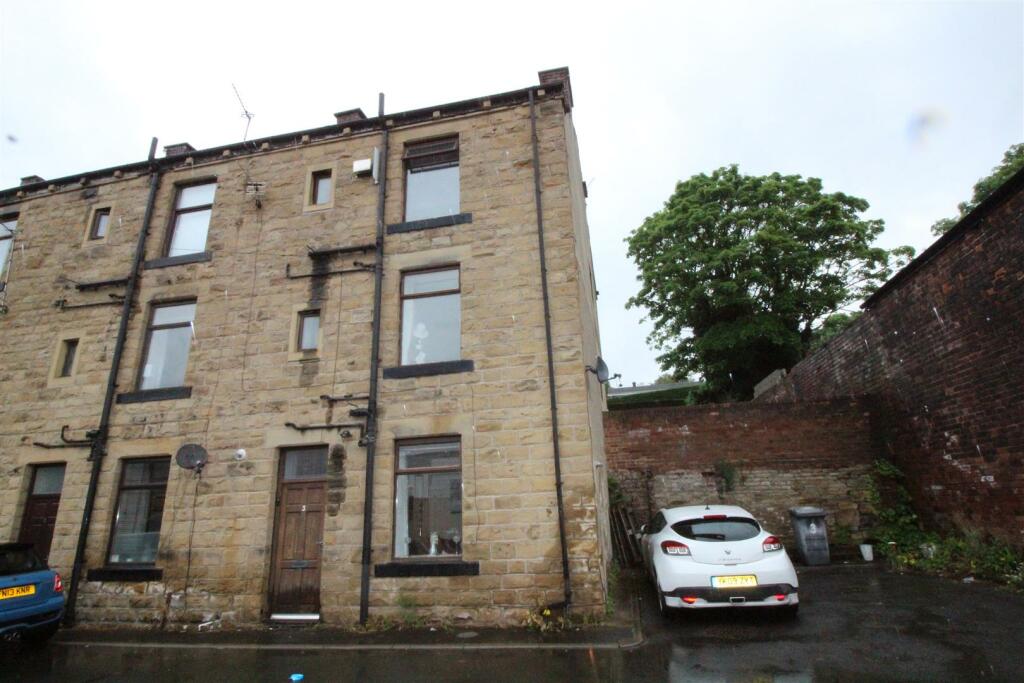 1 bedroom end of terrace house for sale in Carlinghow Hill, Batley, WF17