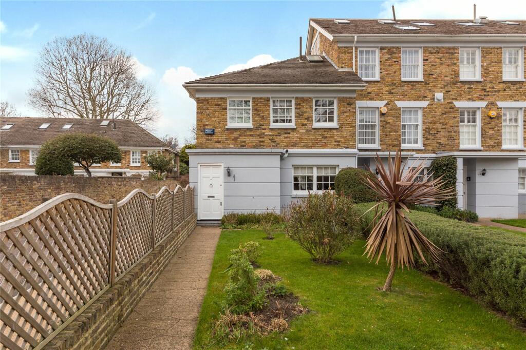 3 bedroom end of terrace house for rent in Queens Ride, Barnes, SW13