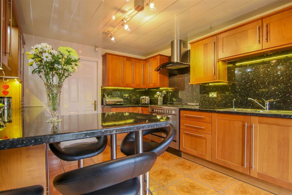 6 bedroom detached house for sale in Edge End Lane, Great Harwood, BB6
