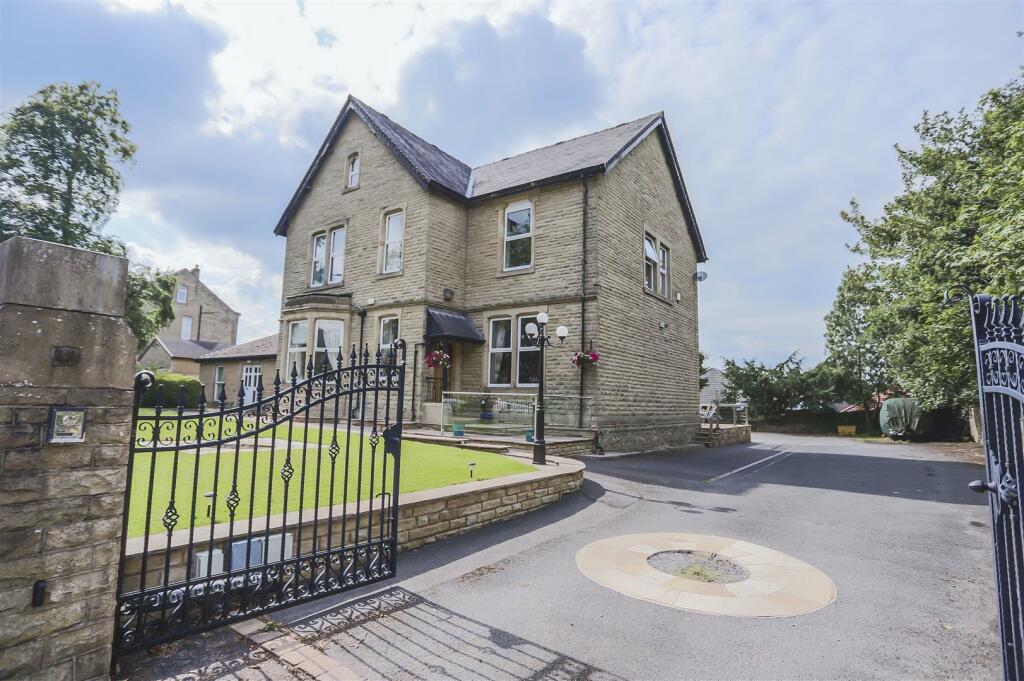 5 bedroom detached house for sale in Blackburn Road, Rishton, BB1