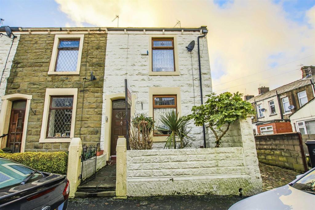 3 bedroom terraced house for sale in Henry Street, Rishton, BB1