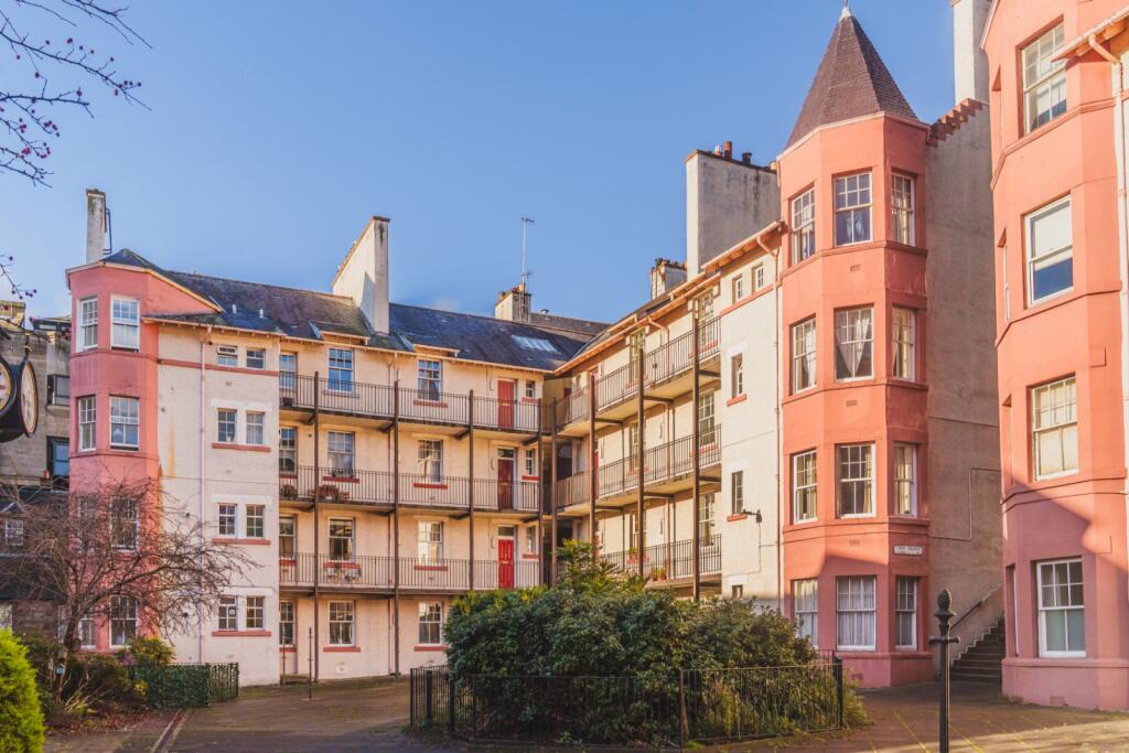 Main image of property: 4/1 Tron Square, Edinburgh, EH1
