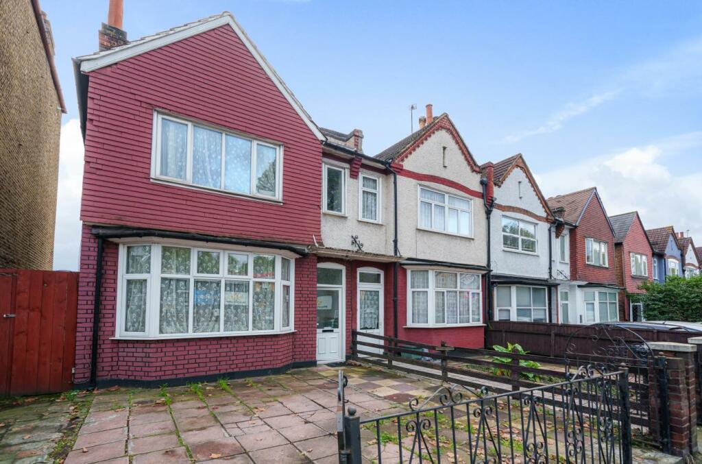 4 bedroom end of terrace house for sale in Brownhill Road, London, SE6