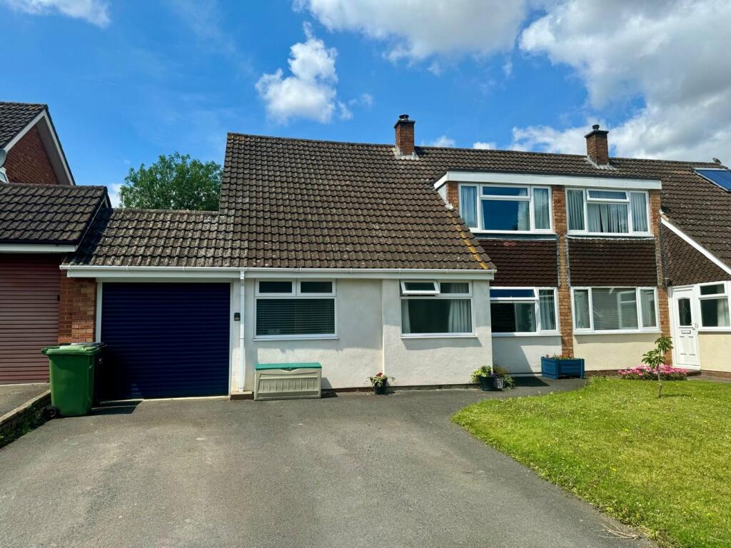 3 bedroom semidetached house for sale in Oatfield Close, Three Elms