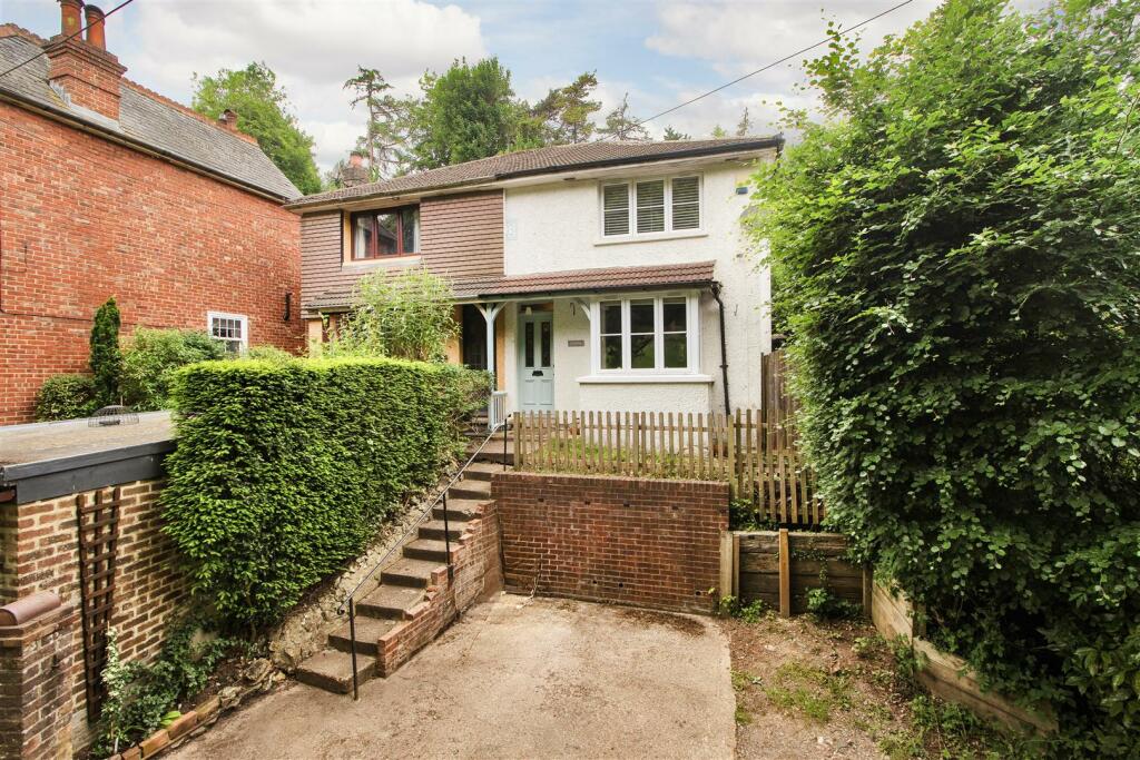 2 bedroom semidetached house for sale in Old Lane, Tatsfield, TN16