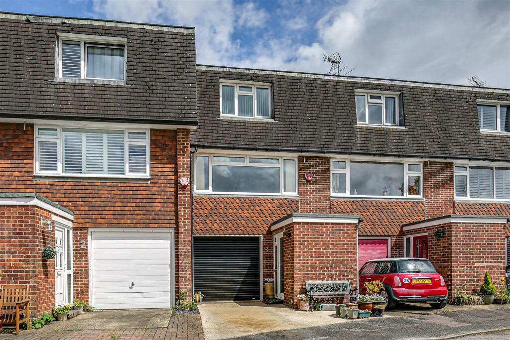 3 bedroom town house for sale in Wellers Close, Westerham, TN16