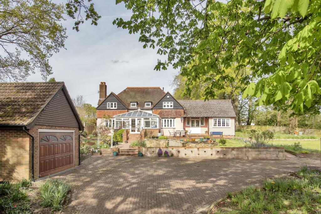 4 bedroom detached house for sale in Tonbridge Road, Hildenborough, TN11