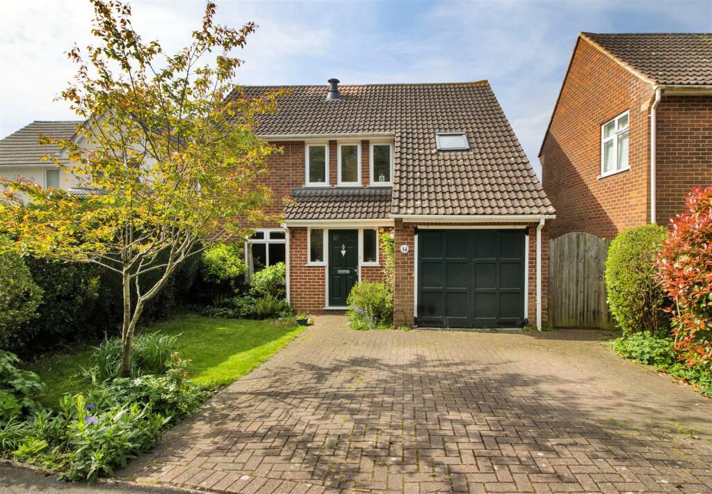 4 bedroom detached house for sale in Fairfield Way, Hildenborough,, TN11