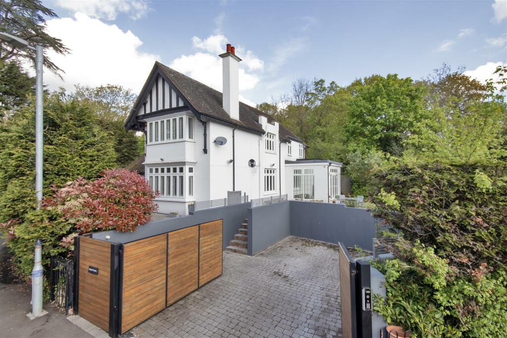 4 bedroom detached house for sale in Rings Hill, Hildenborough, TN11