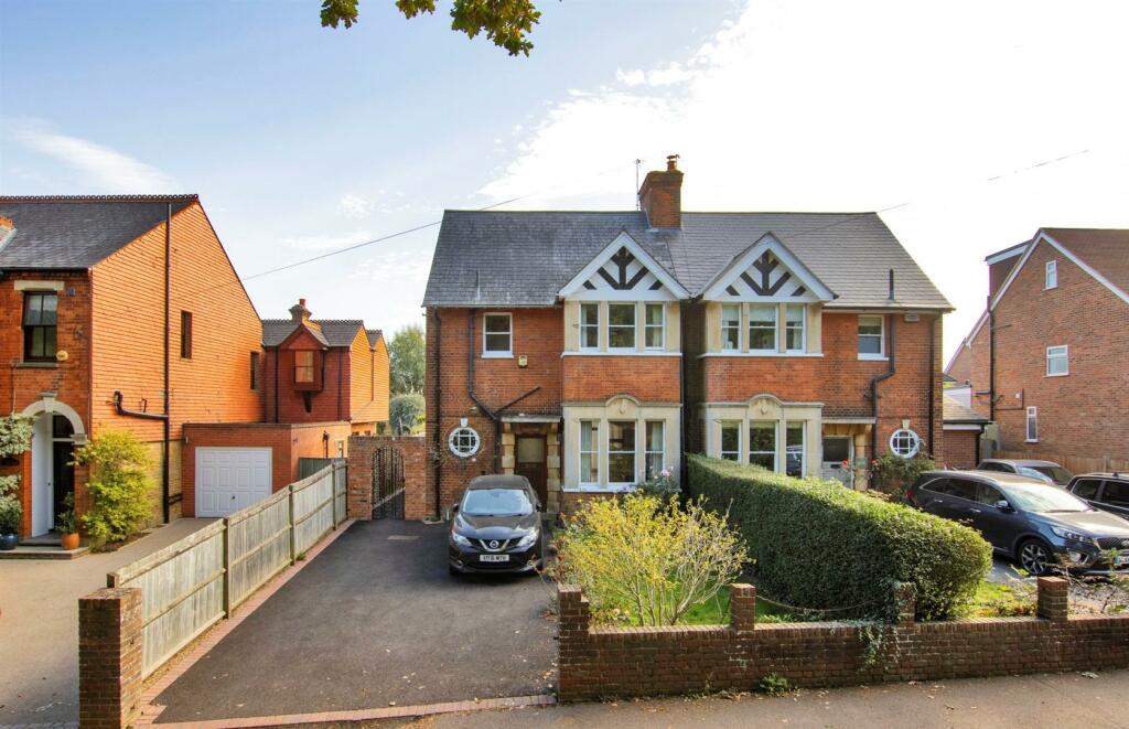 4 bedroom semidetached house for sale in Riding Lane, Hildenborough, TN11