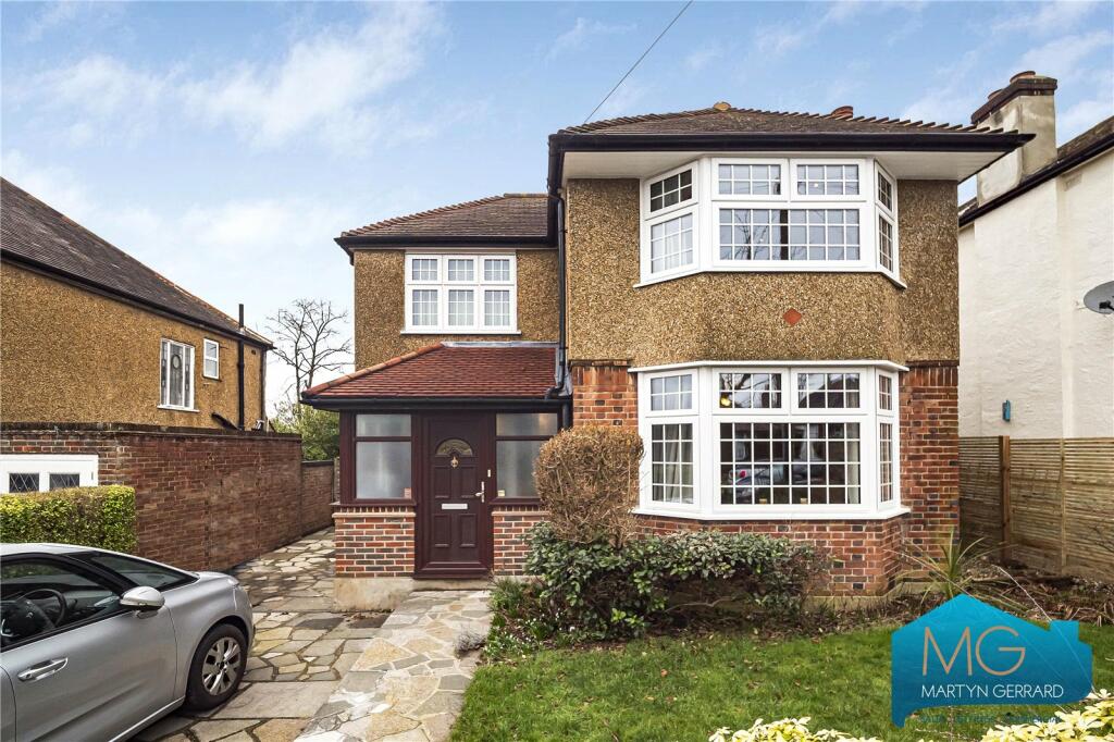 3 bedroom detached house for sale in Featherstone Road, London, NW7