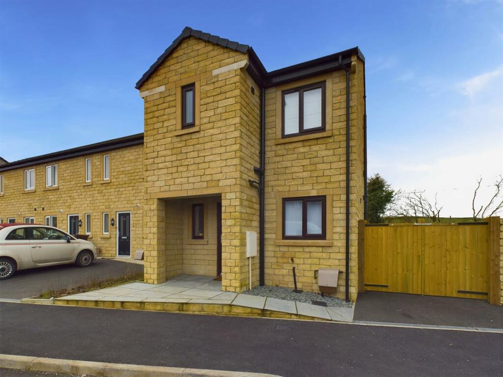 4 bedroom detached house for sale in The Meadows, Dove Holes, SK17