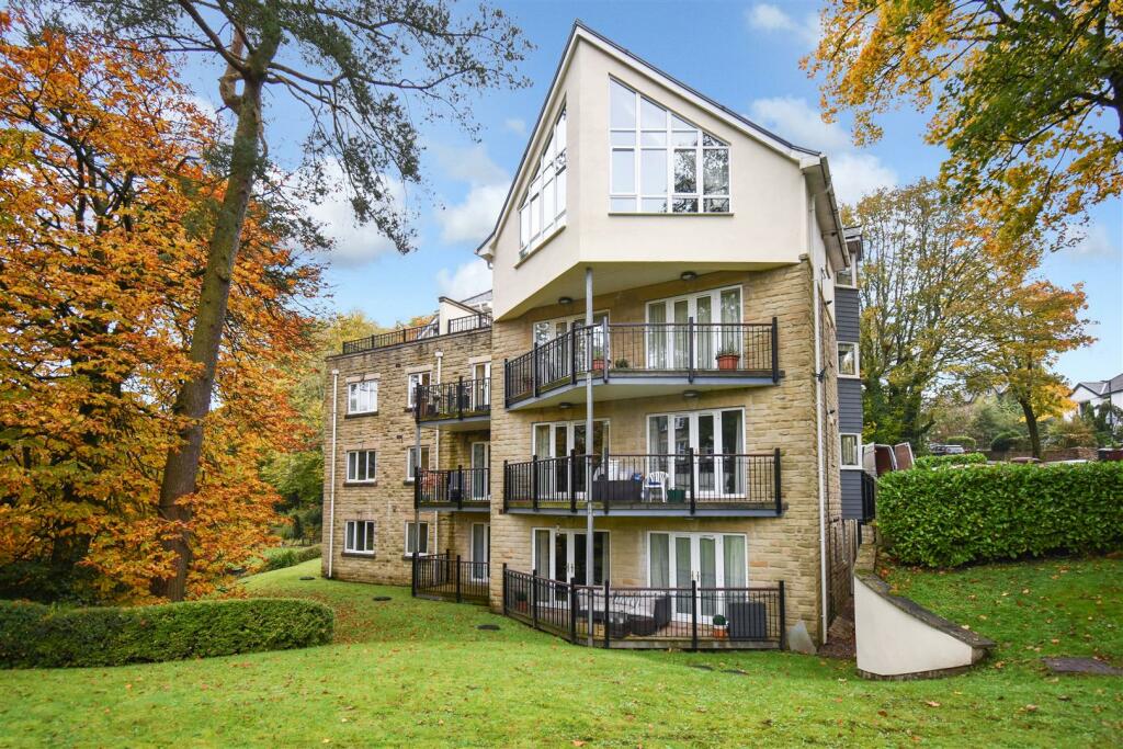 3 bedroom flat for sale in Brown Edge Road, Buxton, SK17