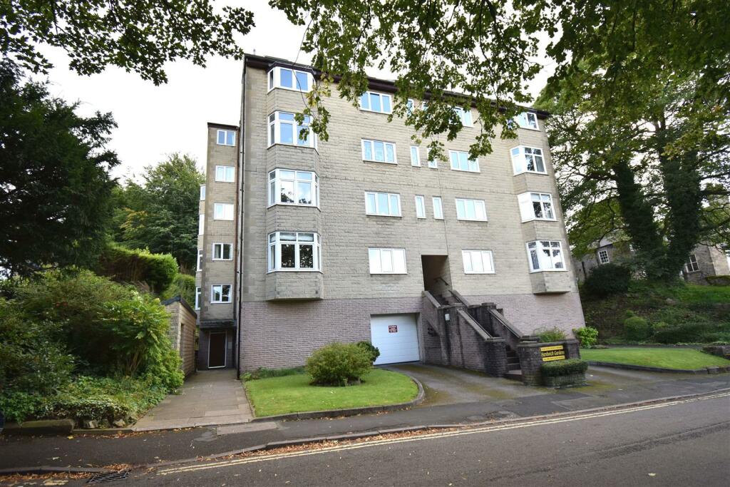 2 bedroom flat for sale in Hardwick Mount, Buxton, SK17
