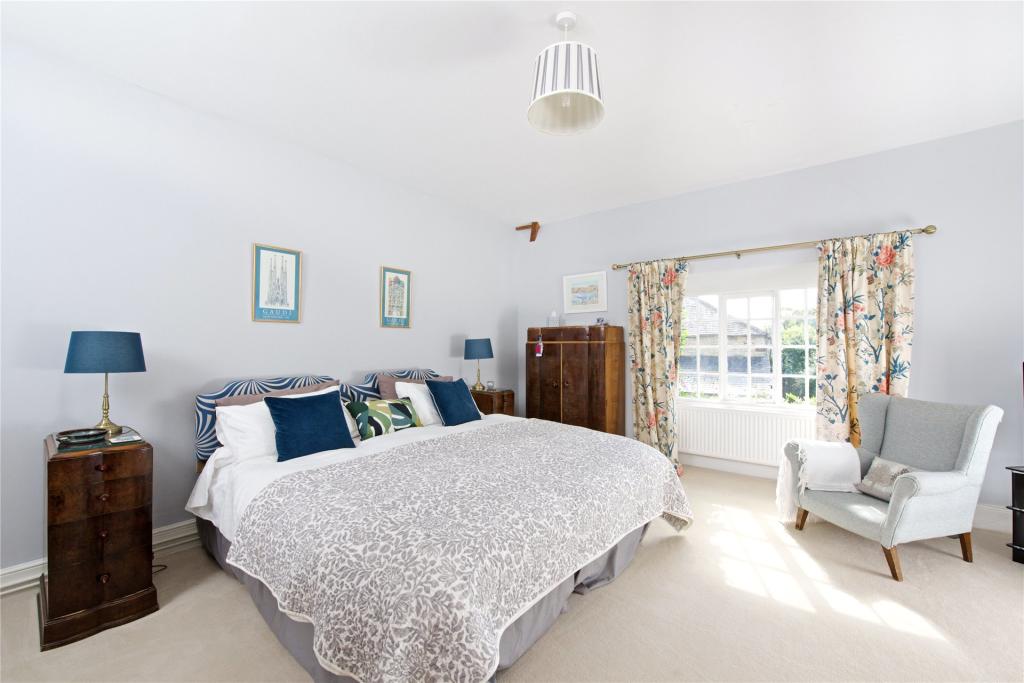 4 bedroom detached house for sale in Church Street, Burton Latimer