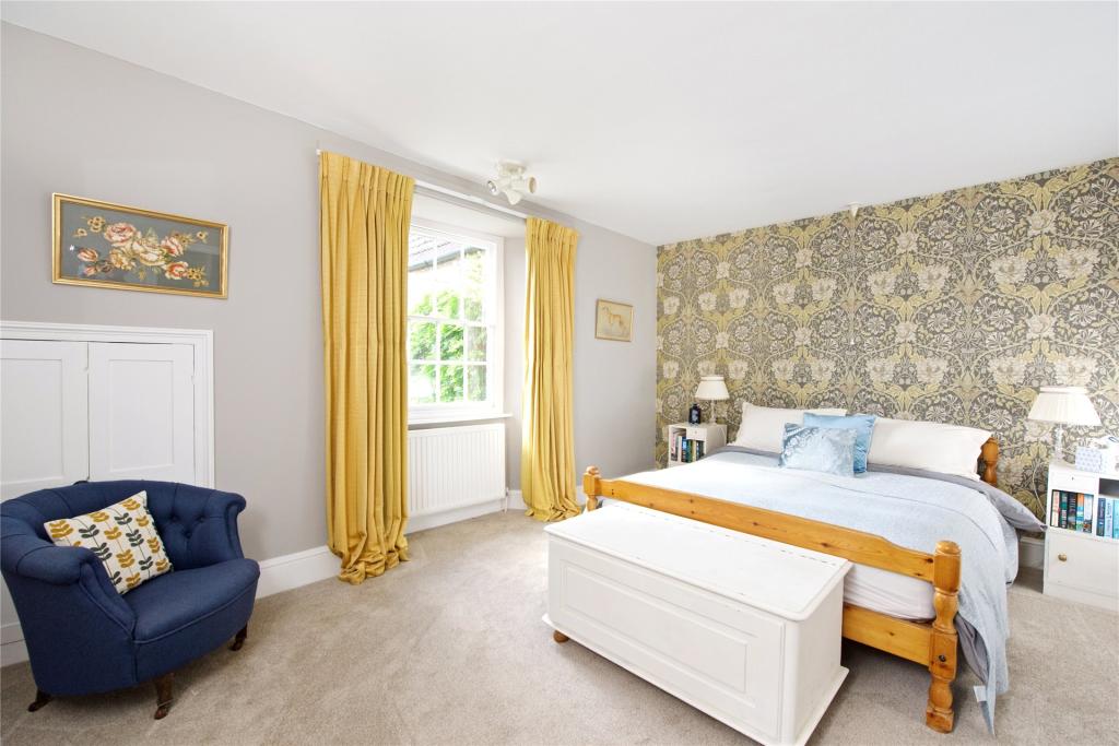 4 bedroom detached house for sale in Church Street, Burton Latimer