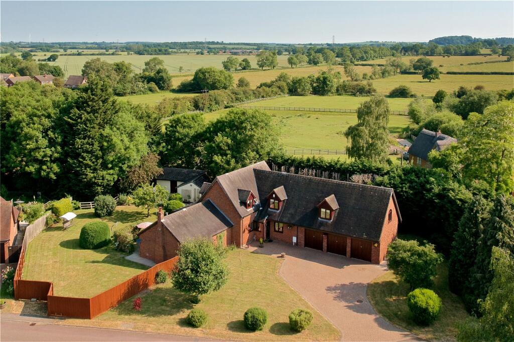 4 bedroom detached house for sale in Kirkhams Close, Yelvertoft