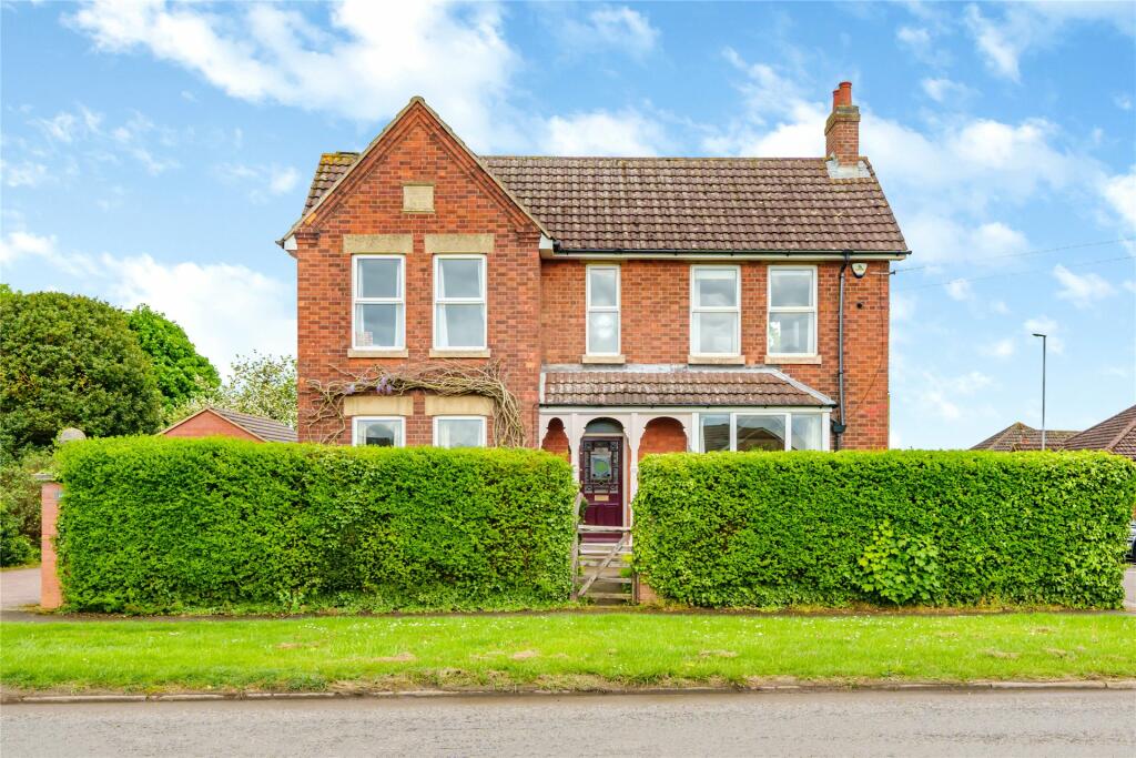 4 bedroom detached house for sale in Wellingborough Road, Finedon