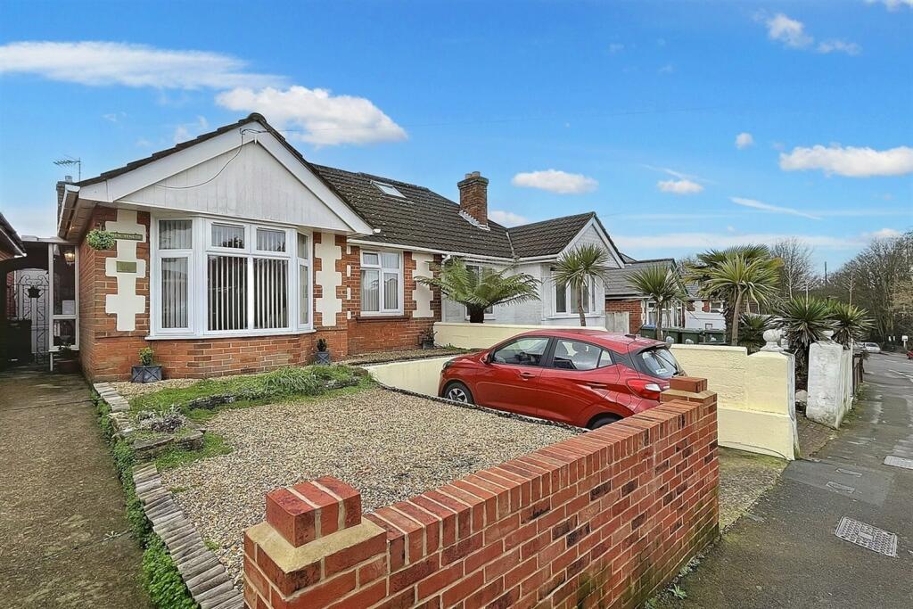 3 bedroom semi-detached bungalow for sale in Southampton, SO19