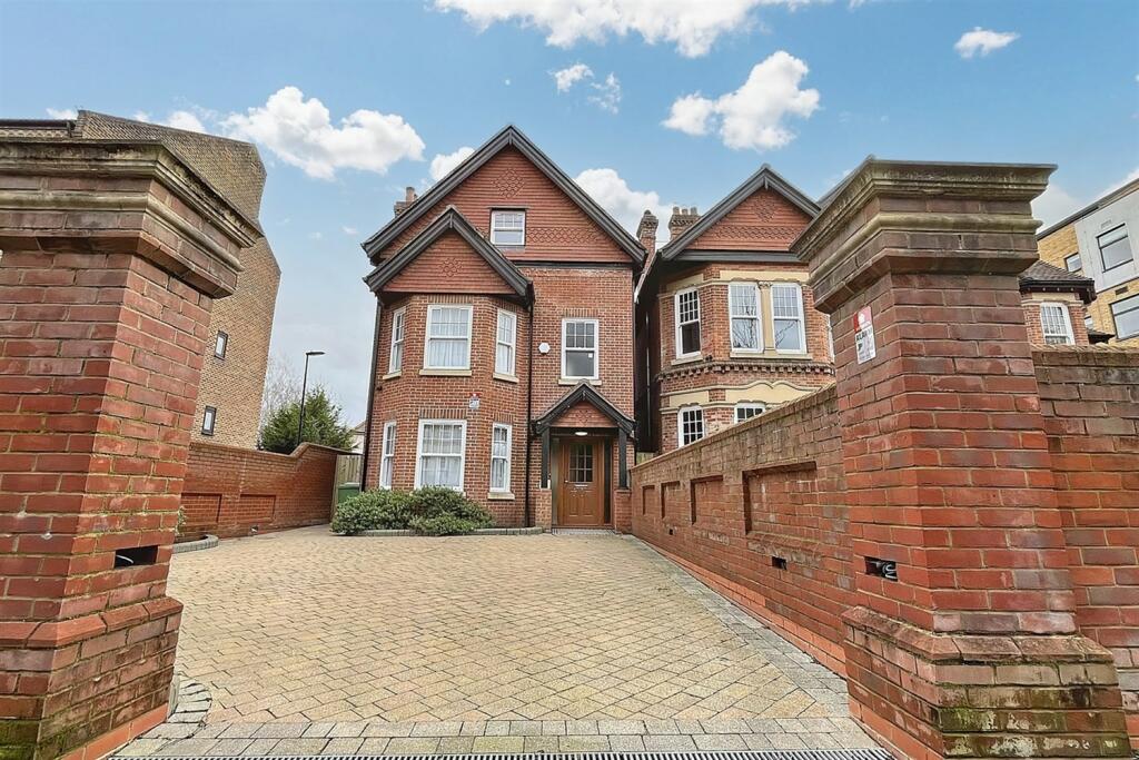 4 bedroom detached house for sale in Highfield, SO17
