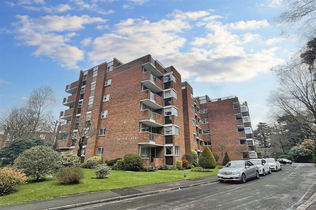3 bedroom flat for sale in Southampton, SO16