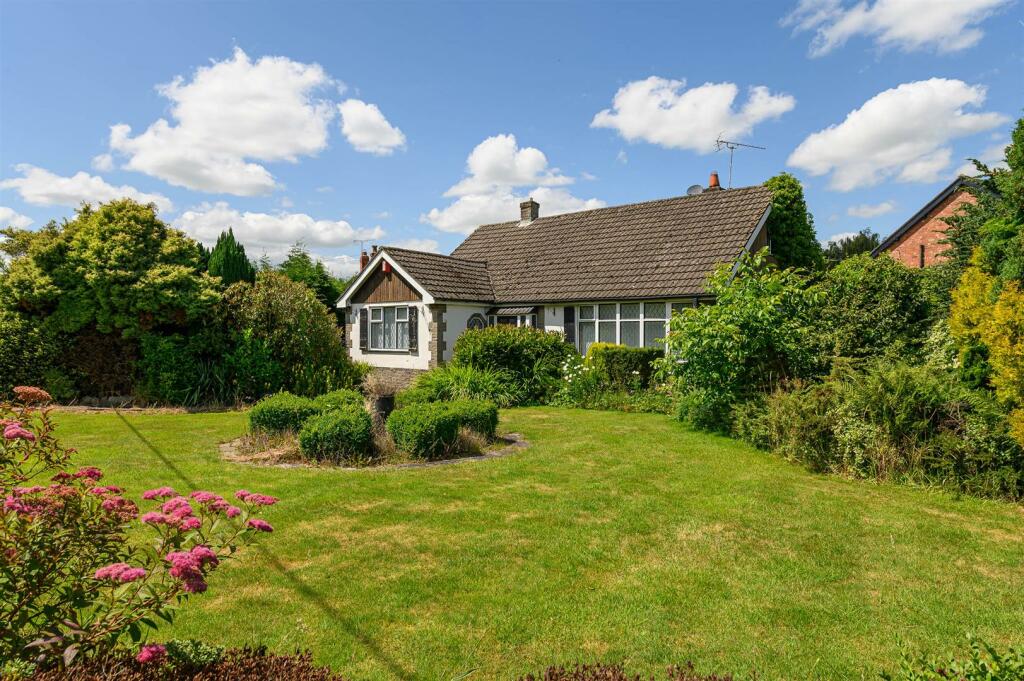 4 bedroom detached bungalow for sale in Stock Lane, Wybunbury, Nantwich