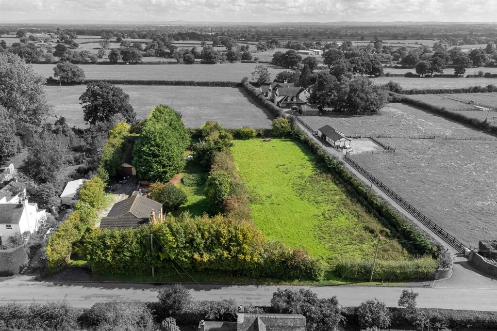 4 bedroom detached house for sale in The Hollies, Swanley Lane