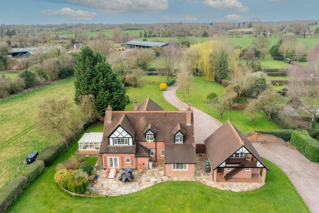 5 bedroom detached house for sale in Springfields, Kidderton Lane