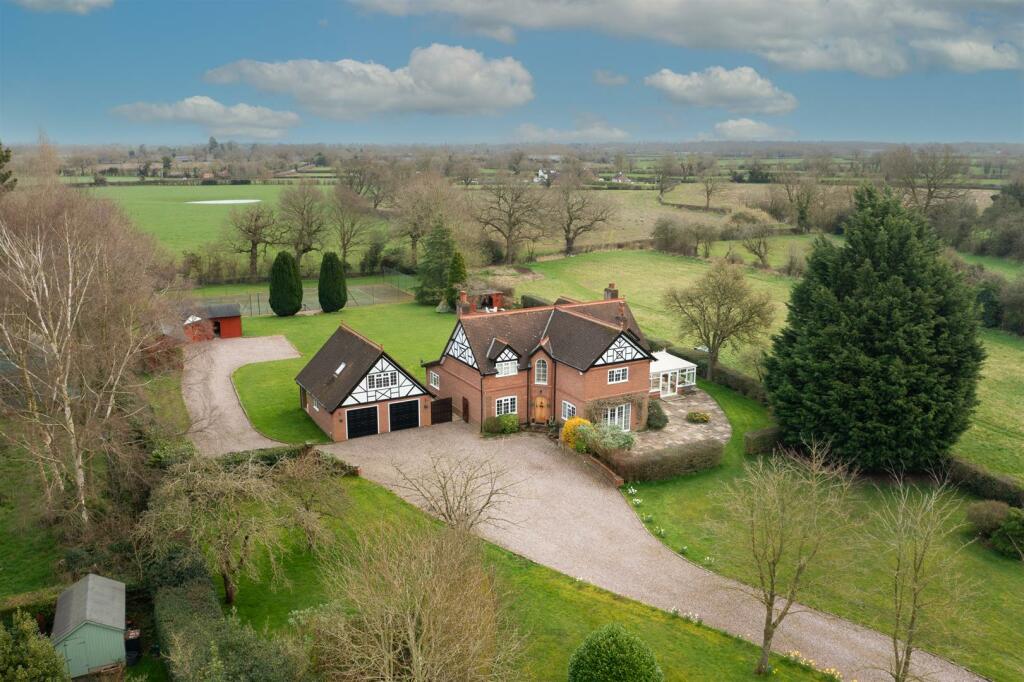 5 bedroom detached house for sale in Springfields, Kidderton Lane