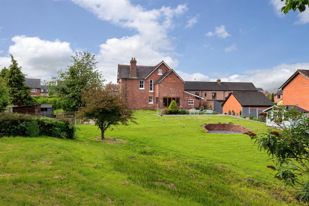 6 bedroom detached house for sale in Hind Heath Road, Sandbach, CW11