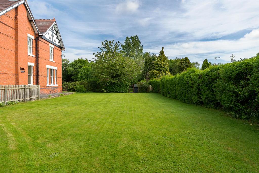 6 bedroom detached house for sale in Hind Heath Road, Sandbach, CW11