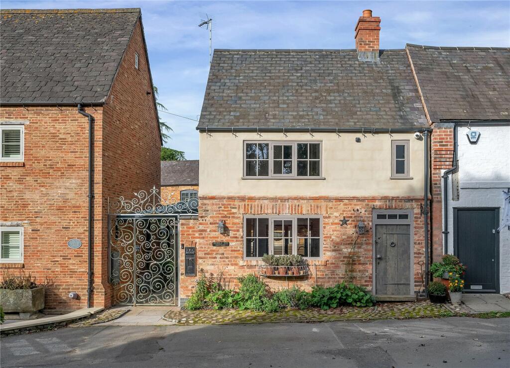 3 bedroom detached house for sale in Main Street Burton Overy LE8