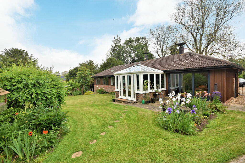 3 bedroom detached bungalow for sale in Mattishall, NR20